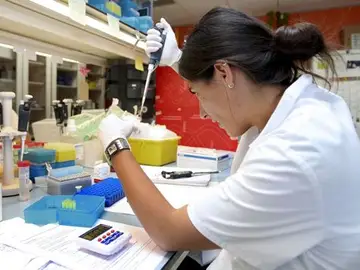 Una científica realiza pruebas en un laboratorio en una imagen de archivo Una científica realiza pruebas en un laboratorio en una imagen de archivo