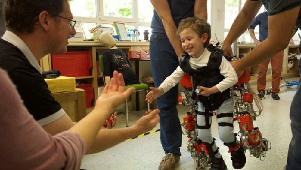 Desarrollan el primer exoesqueleto que ayuda a los niños con atrofia muscular