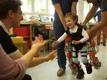 Desarrollan el primer exoesqueleto que ayuda a los niños con atrofia muscular Desarrollan el primer exoesqueleto que ayuda a los niños con atrofia muscular