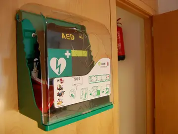 Desfibrilador semiautomático listo para utilizar Desfibrilador semiautomático listo para utilizar