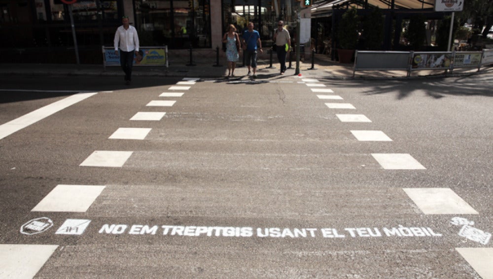 Los pasos de peatones de Palma se pintan de consejos para reducir los  atropellos a peatones | PONLE FRENO