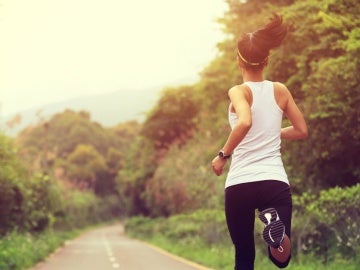 Una mujer haciendo una ruta de running