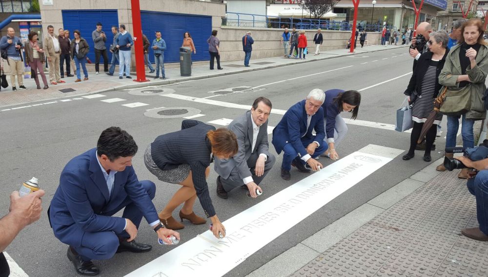 Los pasos de peatones de Vigo se pintan de consejos para reducir los atropellos a peatones