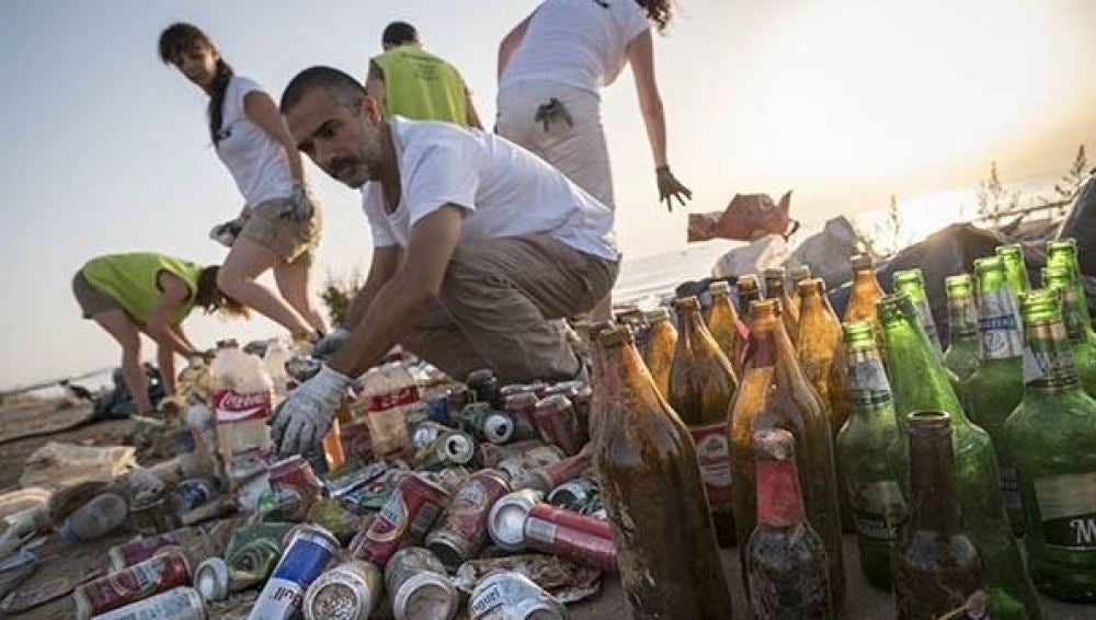 Voluntarios de Greenpeace recogen basura de las playas de Valencia