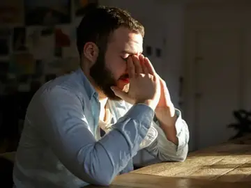 Un hombre con ansiedad Un hombre con ansiedad