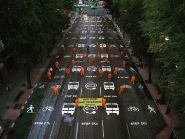 Greenpeace pinta los carriles de una calle de Madrid 