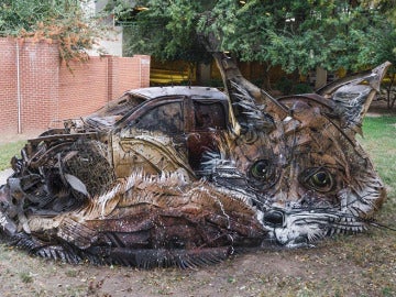 Un artista callejero convierte la basura en esculturas de animales para concienciar sobre la contaminación 