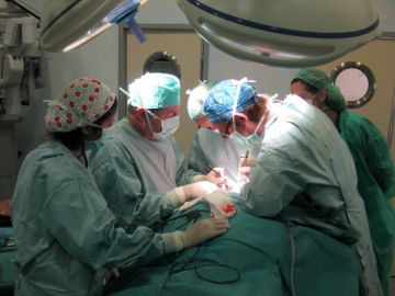 Un grupo de médicos realiza un trasplante de útero de un donante vivo