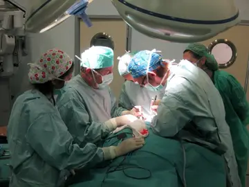 Un grupo de médicos realiza un trasplante de útero de un donante vivo Un grupo de médicos realiza un trasplante de útero de un donante vivo