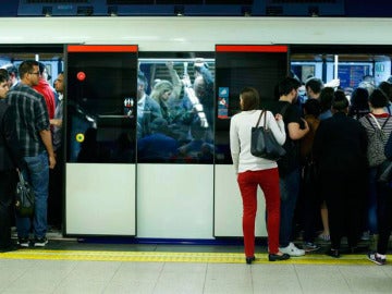 Un gran número de viajeros en un vagón de metro de Madrid