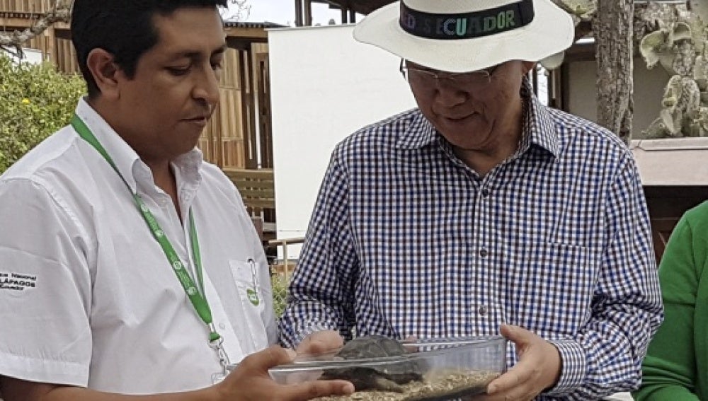 Ban Ki-moon apadrina a 'Encantada', una tortuga gigante de las islas Galápagos