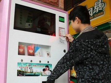 Una Universidad de China comienza a vender test del VIH en máquinas expendedoras 