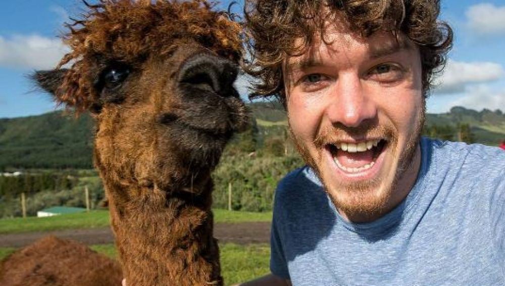 Un fotógrafo recorre el mundo para hacerse selfies con animales 