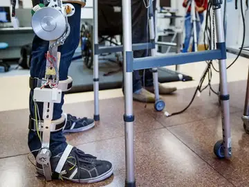 Desarrollan un exoesqueleto robótico para rehabilitar a pacientes que han sufrido un accidente cardiovascular Desarrollan un exoesqueleto robótico para rehabilitar a pacientes que han sufrido un accidente cardiovascular