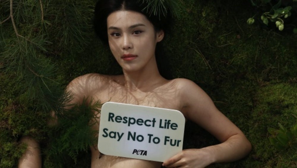 Desnudos contra el usos de pieles de animales en China 