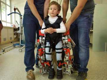 Comienza el ensayo clínico para probar el primer exoesqueleto del mundo para niños