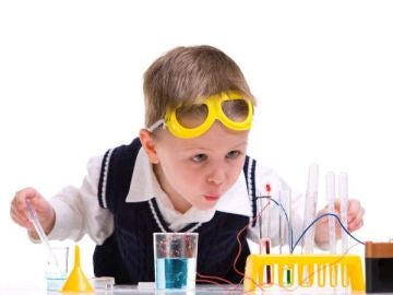 Un niño en un laboratorio
