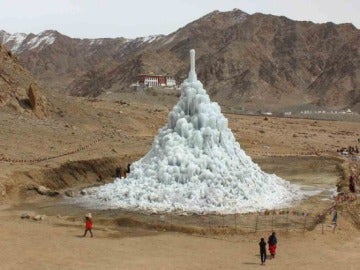 Glaciar artificial creado por Donam Wangchuck