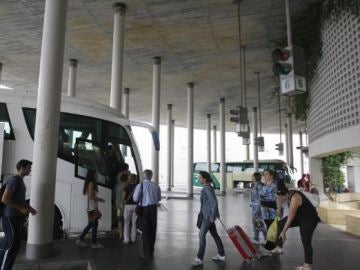 Un desfibrilador salva la vida de un hombre de 67 años en la estación de autobuses de Córdoba 