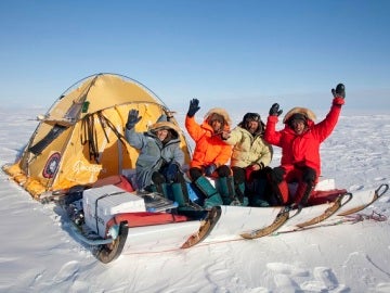 Exploradores españoles recorren el Ártico y la Antártida a bordo del 'trineo del viento' 