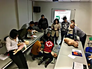 Formación de Cruz Roja de Santomera para el correcto uso de los desfibriladores Formación de Cruz Roja de Santomera para el correcto uso de los desfibriladores