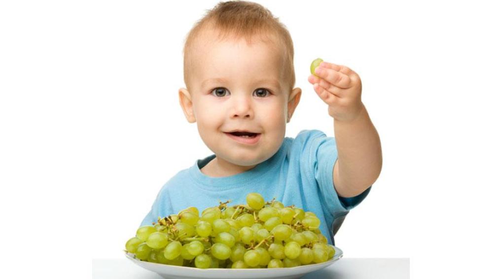 Las uvas enteras pueden provocar atragantamiento en niños