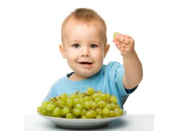 Las uvas enteras pueden provocar atragantamiento en niños Las uvas enteras pueden provocar atragantamiento en niños