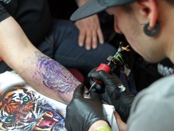La tinta de los tatuajes puede contener determinadas sustancias cancerígenas