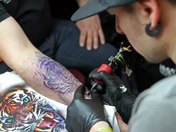 La tinta de los tatuajes puede contener determinadas sustancias cancerígenas La tinta de los tatuajes puede contener determinadas sustancias cancerígenas