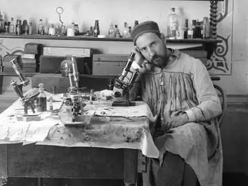 Ramón y Cajal y sus dibujos para explicar la estructura de las neuronas Ramón y Cajal y sus dibujos para explicar la estructura de las neuronas