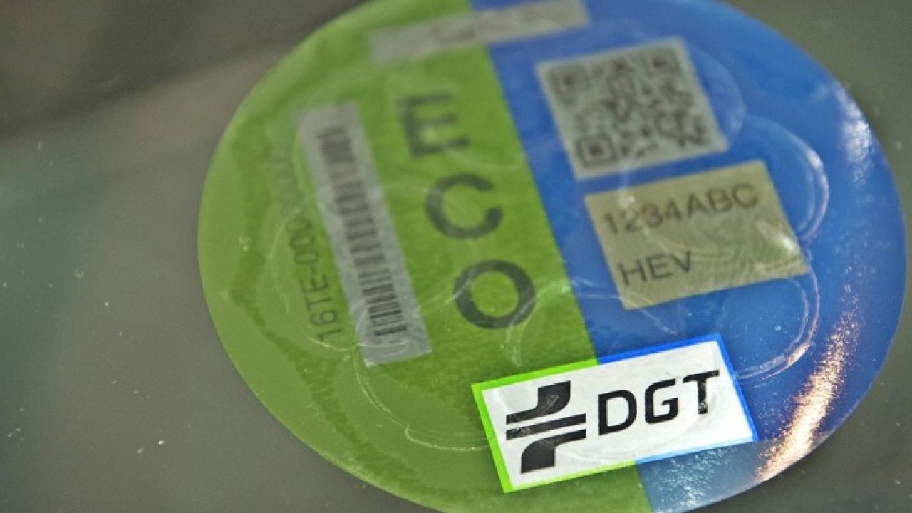 El distintivo ambiental de la DGT podrá comprarse en los talleres por cinco  euros