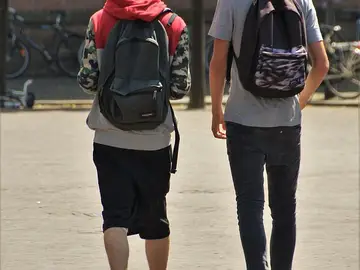 Adolescentes yendo a clase Adolescentes yendo a clase