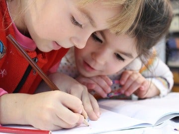 Niñas estudiando Niñas estudiando