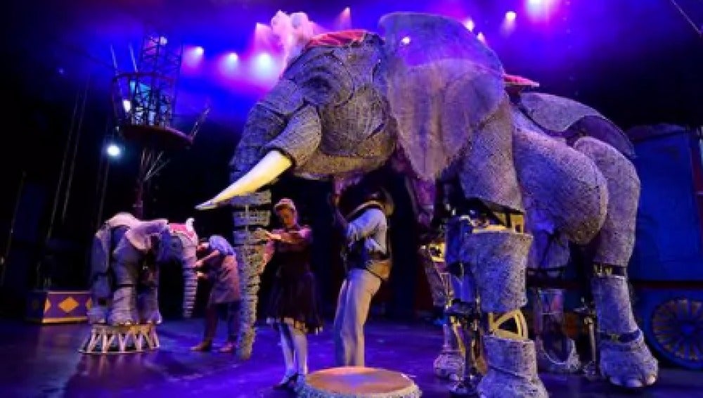 Un circo presenta elefantes en forma de títere y elimina los animales de sus espectáculos