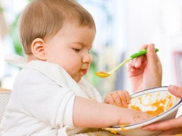 Cinco trucos para enseñar a los bebés a masticar