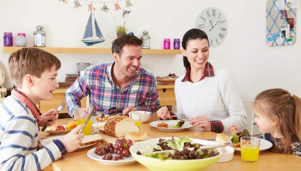 Solo un 37% de los padres españoles comen habitualmente con sus hijos