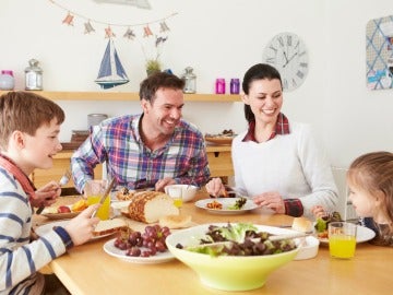 Solo un 37% de los padres españoles comen habitualmente con sus hijos
