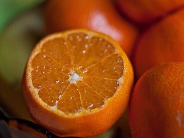 La piel de naranja puede servir para limpiar las aguas contaminadas