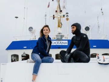 Almudena Fernández y Aritz Aranburu muestran su apoyo a la lucha contra la sobrepesca Almudena Fernández y Aritz Aranburu muestran su apoyo a la lucha contra la sobrepesca