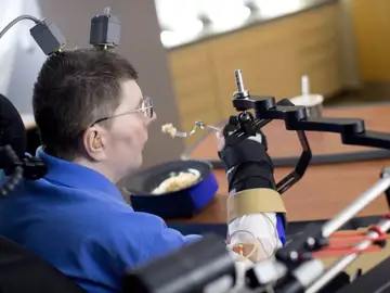 Un hombre tetrapléjico consigue mover su brazo gracias a una neuroprótesis Un hombre tetrapléjico consigue mover su brazo gracias a una neuroprótesis