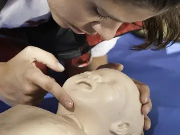 Errores de primeros auxilios a los niños Errores de primeros auxilios a los niños