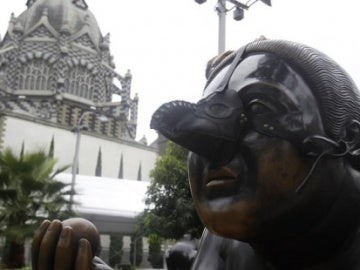 Colocan máscaras de la peste negra en las esculturas de Botero en protesta por la alta contaminación