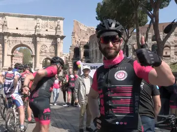 Dani Rovira viaja a Roma en bicicleta para concienciar sobre el Síndrome de Rett Dani Rovira viaja a Roma en bicicleta para concienciar sobre el Síndrome de Rett