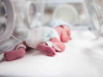 Imagen de archivo de un bebé prematuro en un centro hospitalario
