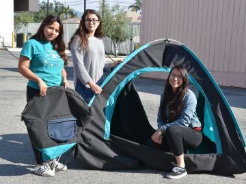 Un grupo de estudiantes crean una tienda de campaña con energía solar para personas sin hogar