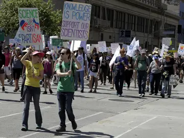 Científicos de más de 500 ciudades salen a la calle para reivindicar que sin ciencia no hay futuro Científicos de más de 500 ciudades salen a la calle para reivindicar que sin ciencia no hay futuro