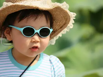 Proteger a los niños del sol con gafas, esencial para evitar enfermedades futuras Proteger a los niños del sol con gafas, esencial para evitar enfermedades futuras