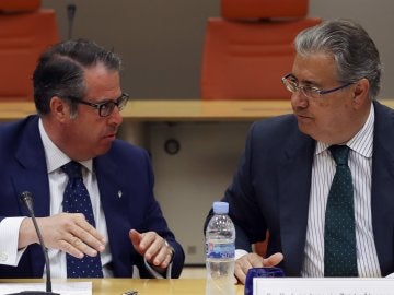 El ministro del Interior, Juan Ignacio Zoido, con el director de la Dirección General de Tráfico, Gregorio Serrano, durante la reunión del Comité de Seguridad Vial