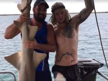 Un hombre intenta subirse encima de un tiburón y acaba matando al animal 