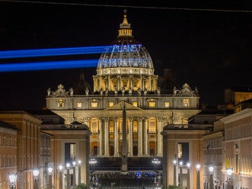 Greenpeace proyecta en la Basílica de San Pedro un mensaje para Trump: 'La Tierra Primero'